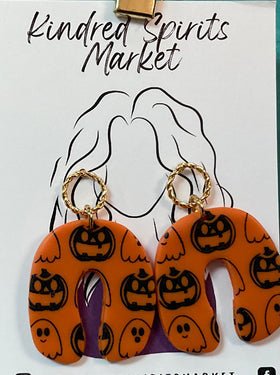 Kindred Spirits Market Earrings Style 1077 - Halloween orange horseshoe with Jack-o-lanterns